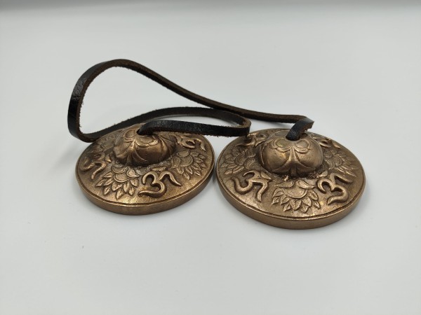 Tingsha symbol AUM / OM z płatkami lotosu, brąz, średnica 6,5cm 