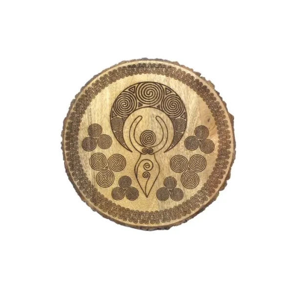 Grawerowana na naturalnym plastrze drewna Bogini Płodności Gaja