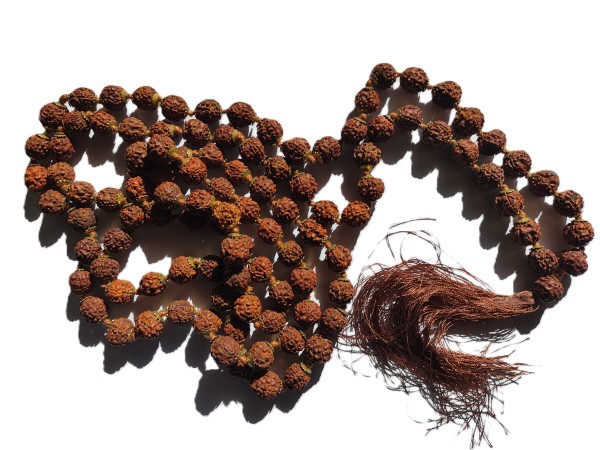 Mala Buddyjska Rudraksha 108 koralików z brązowym frędzlem